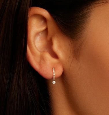 トレンド 14K ゴールドプラテッドジルコンのドロップ パブ ハグジー イヤリング 9.5mm プロフィール直径と12mm トータルドロップ