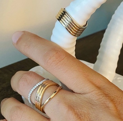 優雅な18K 金色 結婚式 ノババンド ステンレス 女の子用 指輪