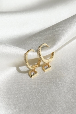 金色 ミニダングル ハート CZ ハグジー イヤリング あなたの外見に魅力的な触りを加え