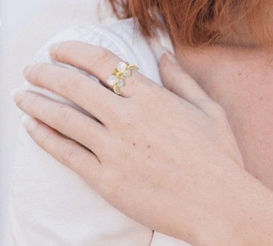 繊細な宝石 多彩色 エチオピア オパール バターフライ 指輪 18k 黄金 ステルリング シルバー