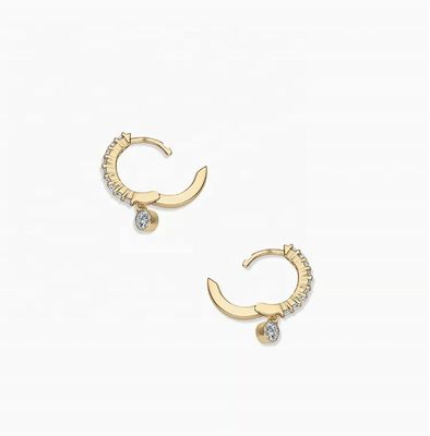トレンド 14K ゴールドプラテッドジルコンのドロップ パブ ハグジー イヤリング 9.5mm プロフィール直径と12mm トータルドロップ