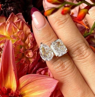 925 スターリング シルバー 2つの石の婚約指輪 ピンセットと白いCZ石