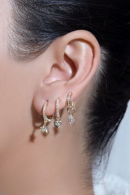 金色 ミニダングル ハート CZ ハグジー イヤリング あなたの外見に魅力的な触りを加え