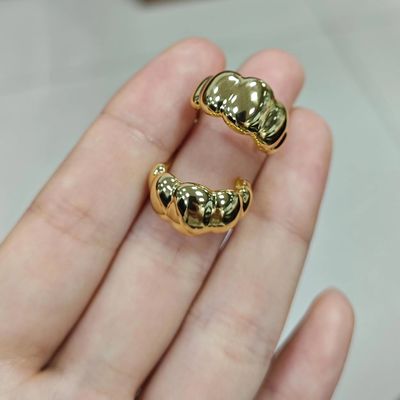 18Kゴールド ロジウムメッキ 三日月スタッドピアス – 女性用エレガントドームフープイヤリング、普段使いやパーティーに最適