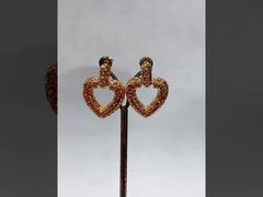 胸のハグ イヤリング