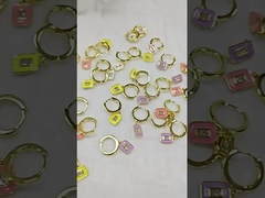 バゲッテ CZ&エナメルフープ耳飾り 925 シルバー 18K ゴールドプレート 女性用手造りの宝石